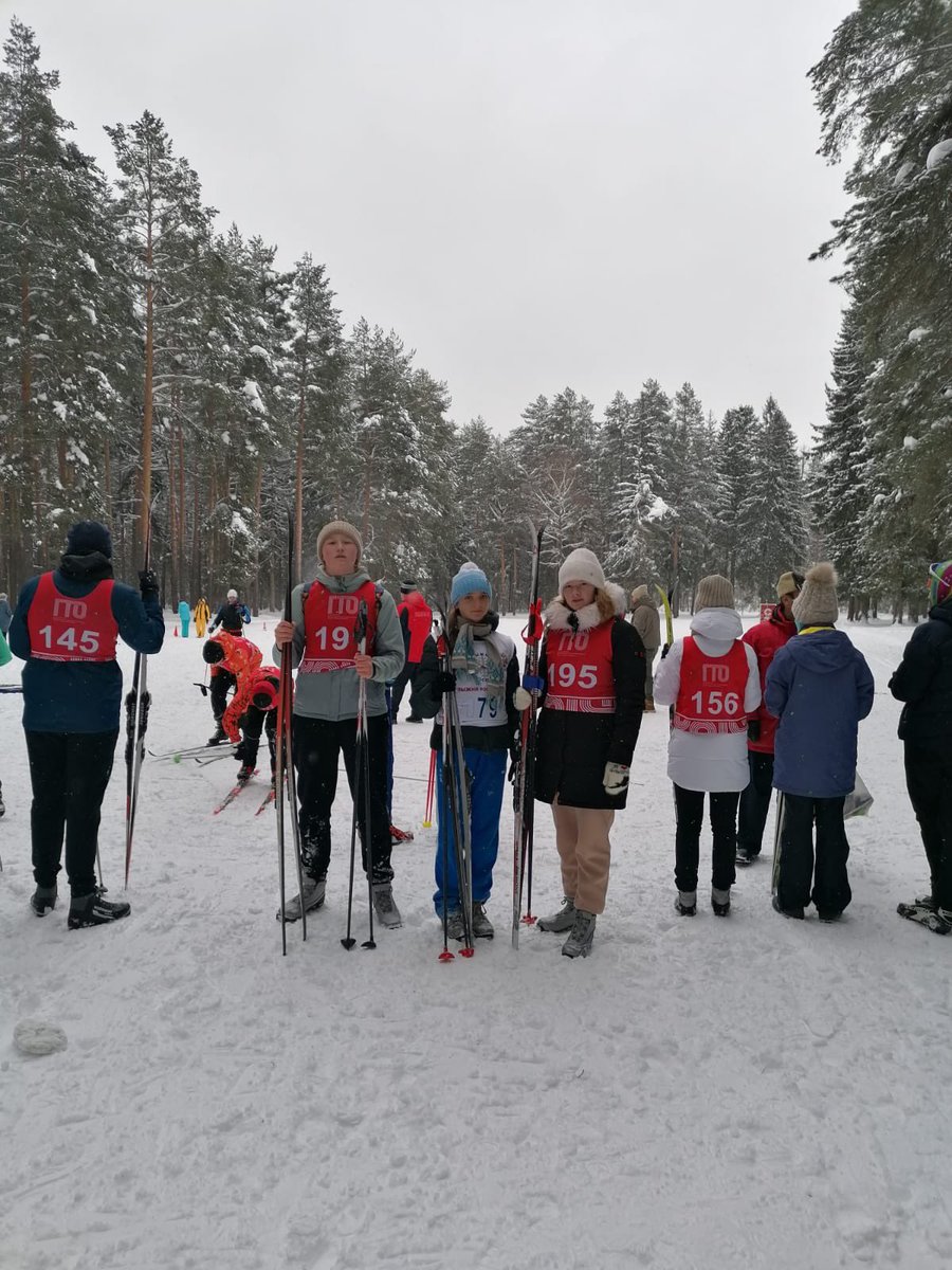 2 февраля в Иваново состоялась городская школьная спартакиада  по лыжным гонкам.
От нашей школы активное участие под руководством И. В. Медреева приняли ученицы 8 "В" класса Балякина Ксения, Зарезина Вероника и Красавина Полина!
Поздравляем нашу великолепную команду!