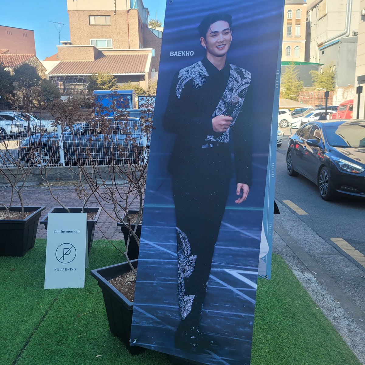 forever_DHBK's tweet photo. #온더모먼트 #혜화 #onthemoment #카페 #백호 
우리애기 사진 넘 이뽀 ♡ 심지어 동호주차당 옆 ㅋㅋㅋㅋ https://t.co/98U9TRQdW0