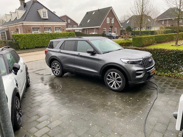Afgelopen week hebben we deze prachtige Ford Explorer mogen afleveren. 450 pk, meer binnenruimte dan een gemiddelde touringcar en nog redelijk betaalbaar om te rijden door de volledig elektrische actieradius van 48 kilometer. Veel plezier met je bijzondere nieuwe auto JP!💚💚