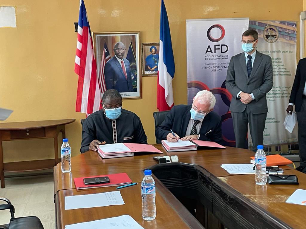 MatthieuDiscour's tweet photo. A new step in @AFD_France partnership with #Liberia 🇱🇷 : the signature of a EUR 10m to support urban rehabilitation in three districts of #Monrovia. 🇫🇷 Ambassador @_Michael_Roux and Minister #Fluomo have reminded the great and impactful achievments since #AFD restarts in 2018. https://t.co/cZFvaNx7y5