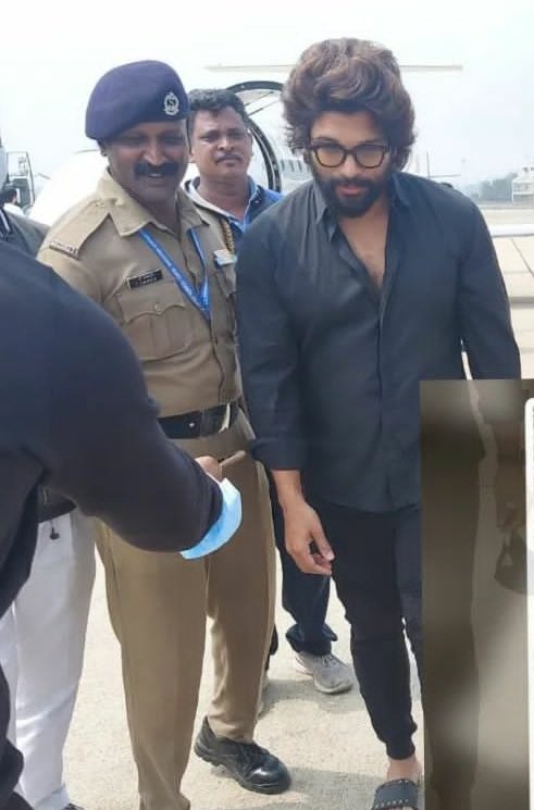 CareOfAlluArjun's tweet photo. Picture From Banglore Airport @AlluArjun 🖤 #PuneethRajkumar https://t.co/bdBJYzIrBZ