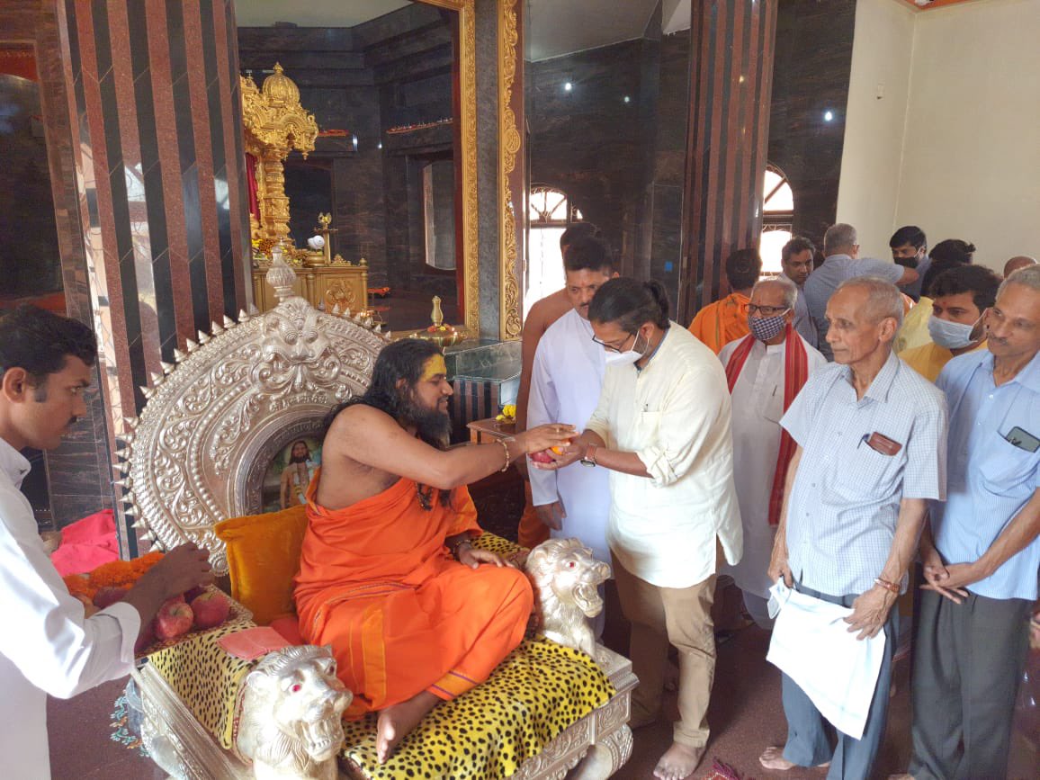 PrinceArihan's tweet photo. Met with Swami Brahmeshanand. Congratulated him on being honoured with Padma Shri. Presented a copy of #ModiStoleMyMask. Took his blessings for the Elections. He blessed saying: Victory will be yours. https://t.co/o9XM4Gsb0o