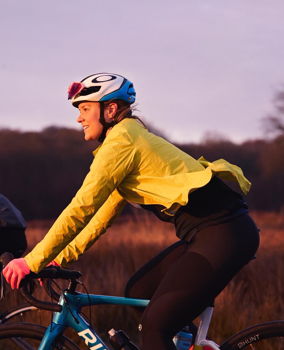 challengesophie's tweet photo. I aim to get outside and see the sunrise once a week in winter. It feels like this little pocket of positive energy and I love being in nature when the world is waking up - taking a moment to breathe and feel calm before the day begins โจ๐ฒ๐ฟ
#Sunrisecycle #womenscycling #london https://t.co/Yl86Tb5NvG