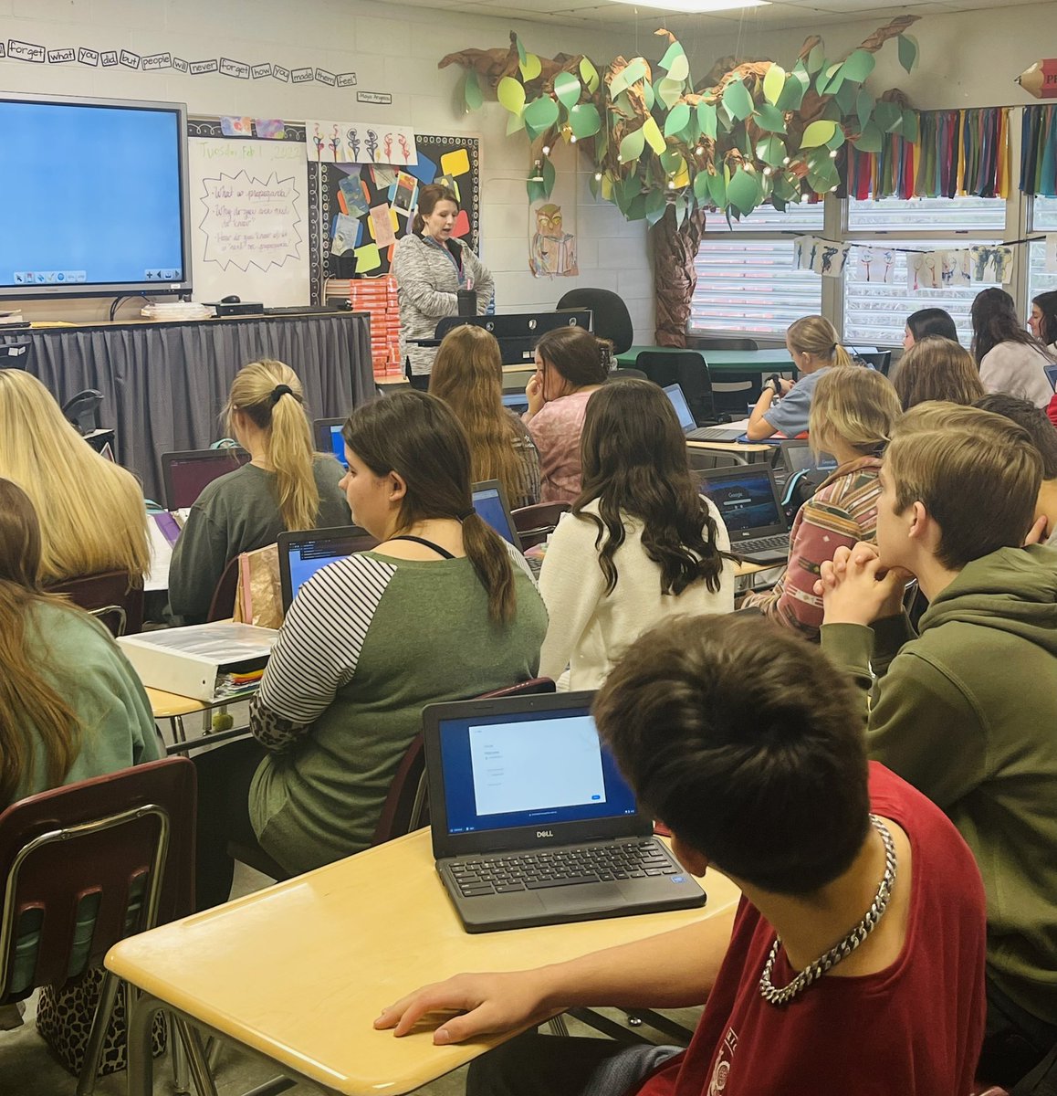 When the doors of a classroom are open and I hear vocabulary I can't help but to stop in and learn with the students! Great job reenforcing vocabulary strategies by Mrs. Patterson <a href="/PVHSRaiders/">Pleasant Valley High</a> <a href="/iPartnersCCS/">Calhoun County Instructional Partners</a> #RelentlessRaiders