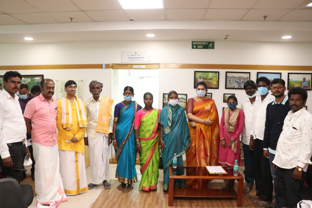 VBGRAMGKAR's tweet photo. ಯೋಜನೆಯಡಿ 100 ದಿನಗಳ ಅಕುಶಲ ಕೂಲಿ ನಿರ್ವಹಿಸಿದ ಫಲಾನುಭವಿಗಳೊಂದಿಗೆ ಮಾನ್ಯ ಆಯುಕ್ತರು @shilpa_nag, ಮುಖ್ಯ ಕಾರ್ಯಾಚರಣೆ ಅಧಿಕಾರಿ, ಅಧಿಕಾರಿಗಳು ಮತ್ತು ಸಿಬ್ಬಂದಿ ವರ್ಗದವರೊಂದಿಗೆ ಗ್ರಾಮೀಣಾಭಿವೃದ್ಧಿ ಆಯುಕ್ತಾಲಯದ ಕಛೇರಿಯಲ್ಲಿ #ನರೇಗಾ_ದಿನಾಚರಣೆ ಆಚರಿಸಲಾಯಿತು.

#MGNREGS
#NREGADIWAS
#ನರೇಗಾದಿವಸ್ 
#Feb2nd https://t.co/oCEgYklltk