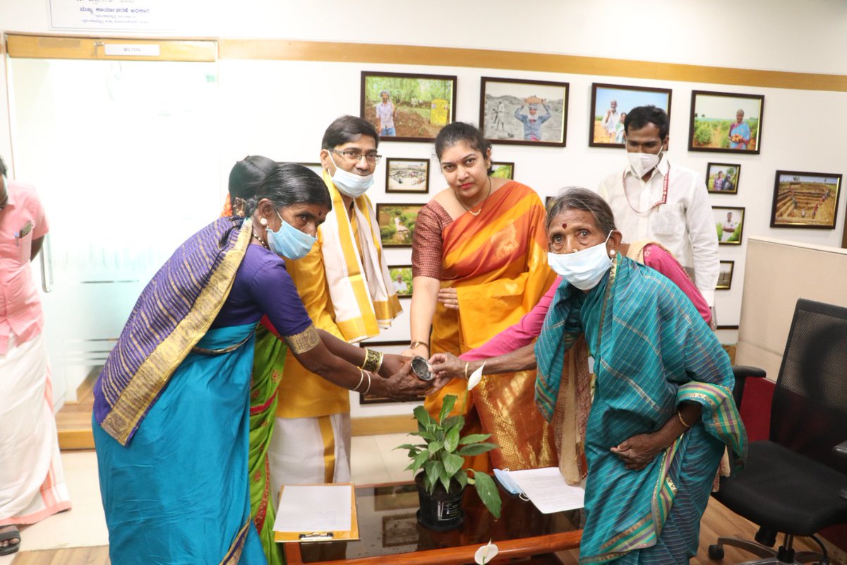 VBGRAMGKAR's tweet photo. ಯೋಜನೆಯಡಿ 100 ದಿನಗಳ ಅಕುಶಲ ಕೂಲಿ ನಿರ್ವಹಿಸಿದ ಫಲಾನುಭವಿಗಳೊಂದಿಗೆ ಮಾನ್ಯ ಆಯುಕ್ತರು @shilpa_nag, ಮುಖ್ಯ ಕಾರ್ಯಾಚರಣೆ ಅಧಿಕಾರಿ, ಅಧಿಕಾರಿಗಳು ಮತ್ತು ಸಿಬ್ಬಂದಿ ವರ್ಗದವರೊಂದಿಗೆ ಗ್ರಾಮೀಣಾಭಿವೃದ್ಧಿ ಆಯುಕ್ತಾಲಯದ ಕಛೇರಿಯಲ್ಲಿ #ನರೇಗಾ_ದಿನಾಚರಣೆ ಆಚರಿಸಲಾಯಿತು.

#MGNREGS
#NREGADIWAS
#ನರೇಗಾದಿವಸ್ 
#Feb2nd https://t.co/oCEgYklltk