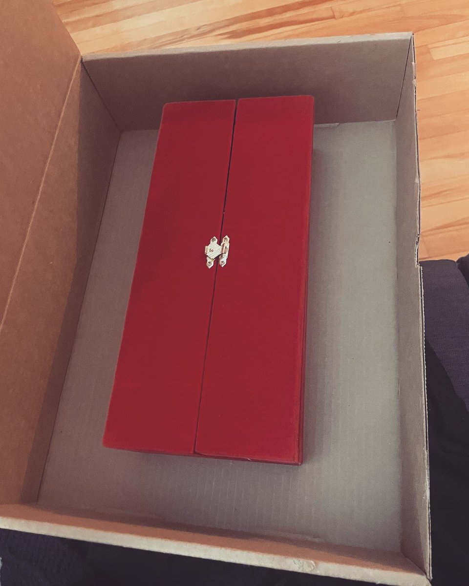MyVerreault's tweet photo. #unboxing Joli colis du Maroc. 🇲🇦 
Merci Festival International du Film de Femmes de Salé.
#Kuessipan https://t.co/7eaG2N9kSC