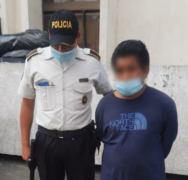 PNCdeGuatemala's tweet image. Capturado por insultar con palabras homofóbicas a diputado Aldo Dávila
 
Andrés Francisco Pedro, fue capturado en la entrada del Congreso de la República, fue sorprendido flagrantemente cuando con palabras homofóbicas y fuera de la moral insultaba al diputado Aldo Dávila.