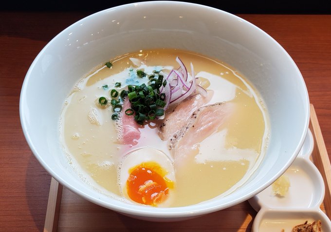 鳥居ヶ丘にある鶏冠ののれん分け店TOSAKAの鶏白湯(塩)食べてきました クリーミーなスープにツルツルのストレート麺の相性がとても良かった… 