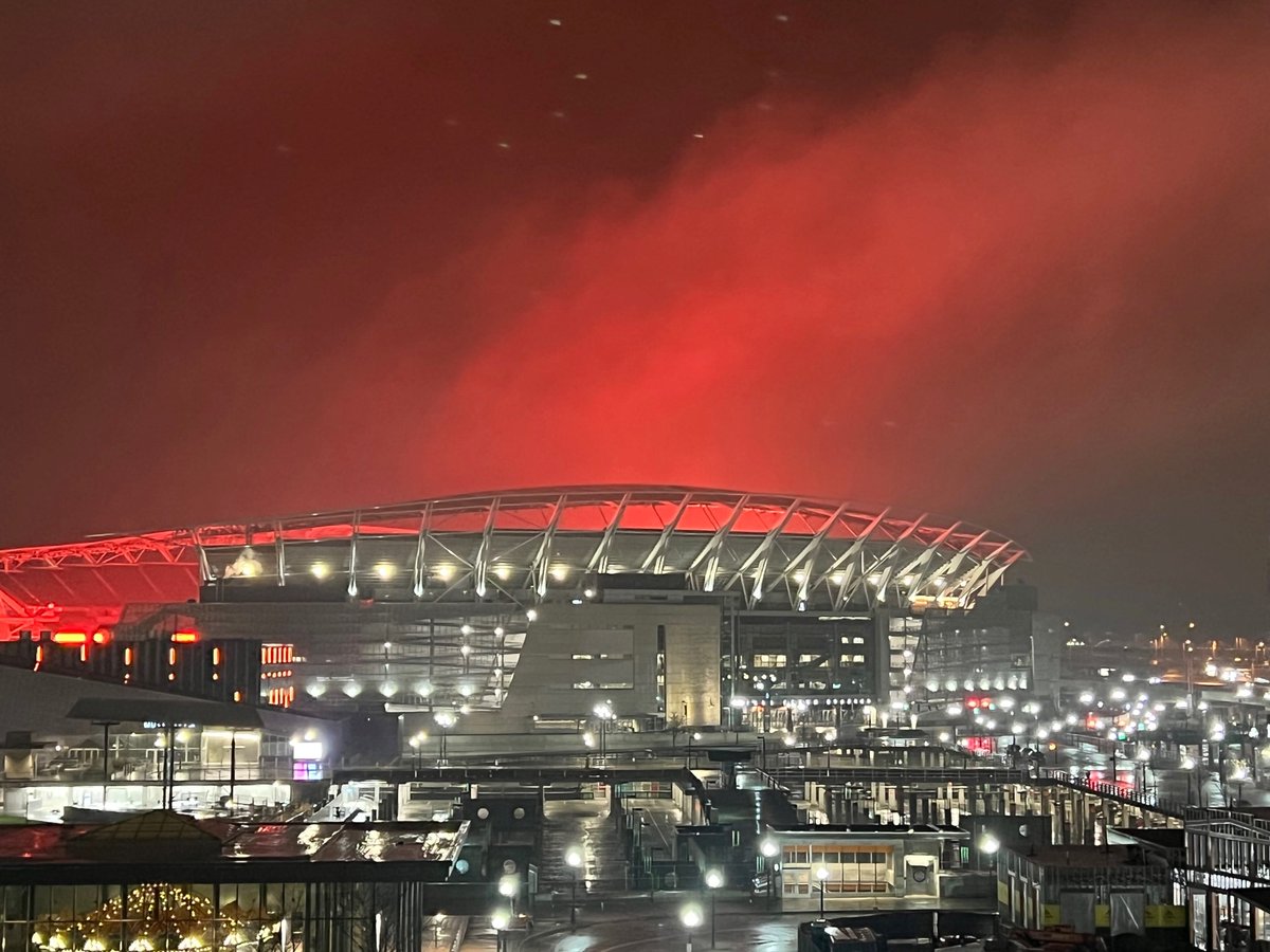 WHOA! 🧡 Check out the mist and the lights tonight at Paul Brown Stadium. 😍 That's an amazing view! (📸: Kathryn Wallace)