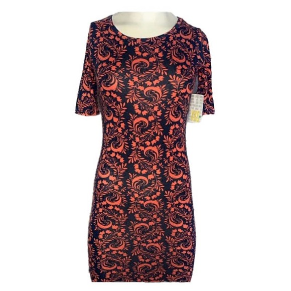 thekatway's tweet photo. So good I had to share! Check out all the items I'm loving on @Poshmarkapp from @elle8130 @northernmoonmgk #poshmark #fashion #style #shopmycloset #anewday #lularoe #valentino: https://t.co/b4EYm6eEDL https://t.co/AESYfHQb67