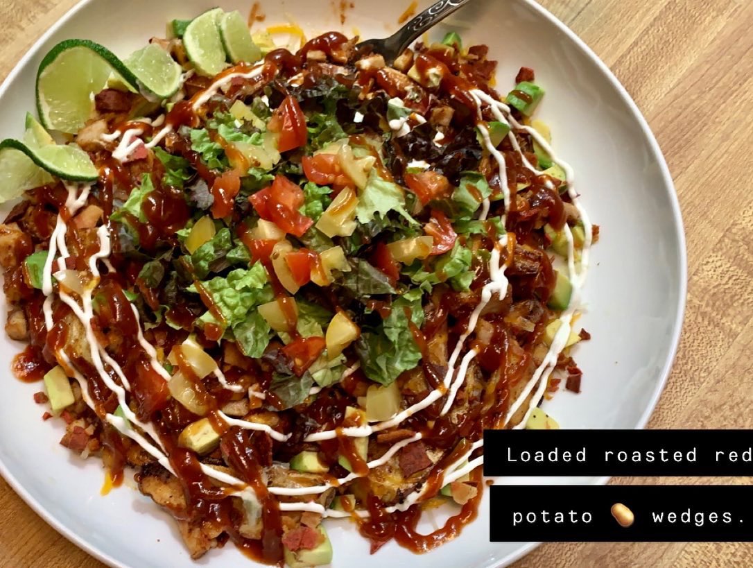 Autumn_Griffin's tweet photo. Loaded 9 Layer #Roasted #Bbq #RedPotato #Wedges . #RedPotatoes are seasoned with an #Applewood spice & roasted, once done they’re topped w/chopped #PorkTenderloin , #Cheese , #RedLeafLettuce , Vegetarian #Bacon , #Avocado , #SourCream #Lime #HeirloomTomatoes & #BBQ sauce. https://t.co/iyZAISosiE