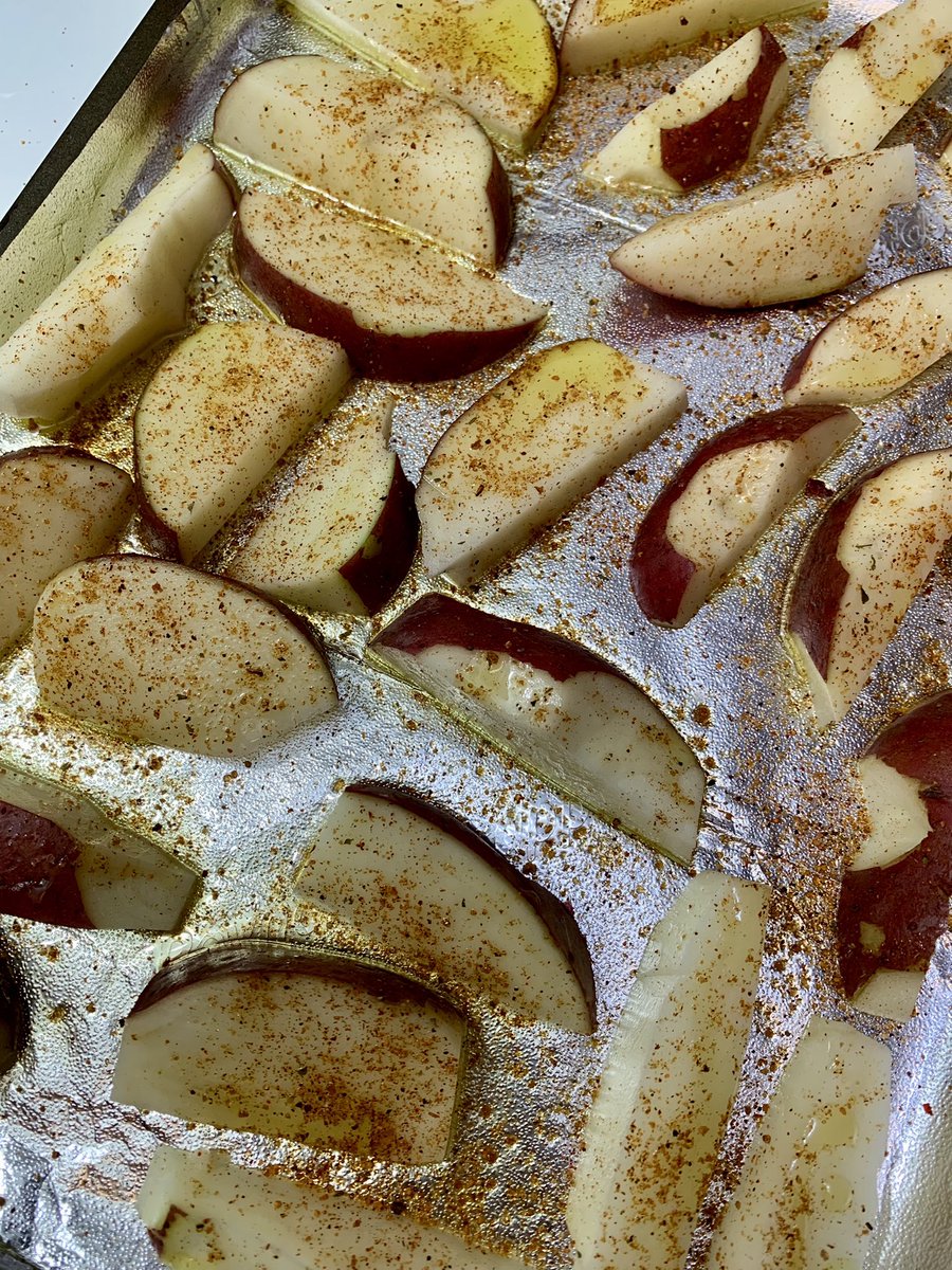 Autumn_Griffin's tweet photo. Loaded 9 Layer #Roasted #Bbq #RedPotato #Wedges . #RedPotatoes are seasoned with an #Applewood spice & roasted, once done they’re topped w/chopped #PorkTenderloin , #Cheese , #RedLeafLettuce , Vegetarian #Bacon , #Avocado , #SourCream #Lime #HeirloomTomatoes & #BBQ sauce. https://t.co/iyZAISosiE