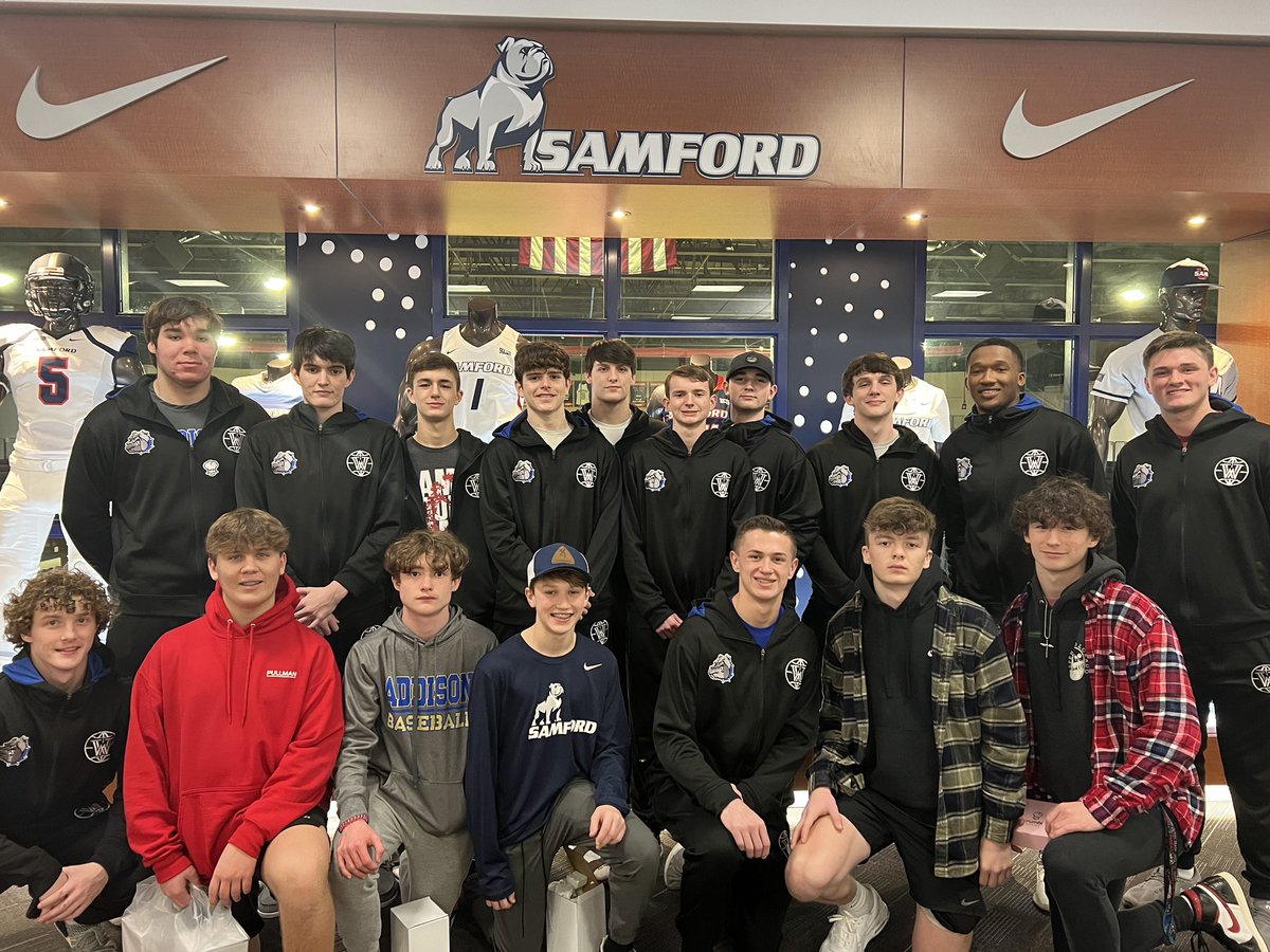 BenMastin_22's tweet photo. Had a great time with my Varsity and JV guys tonight watching #BuckyBall! Samford pulled out a huge conference win over UT-Chatt! @BuckyBasketball https://t.co/ScPIteUBBe