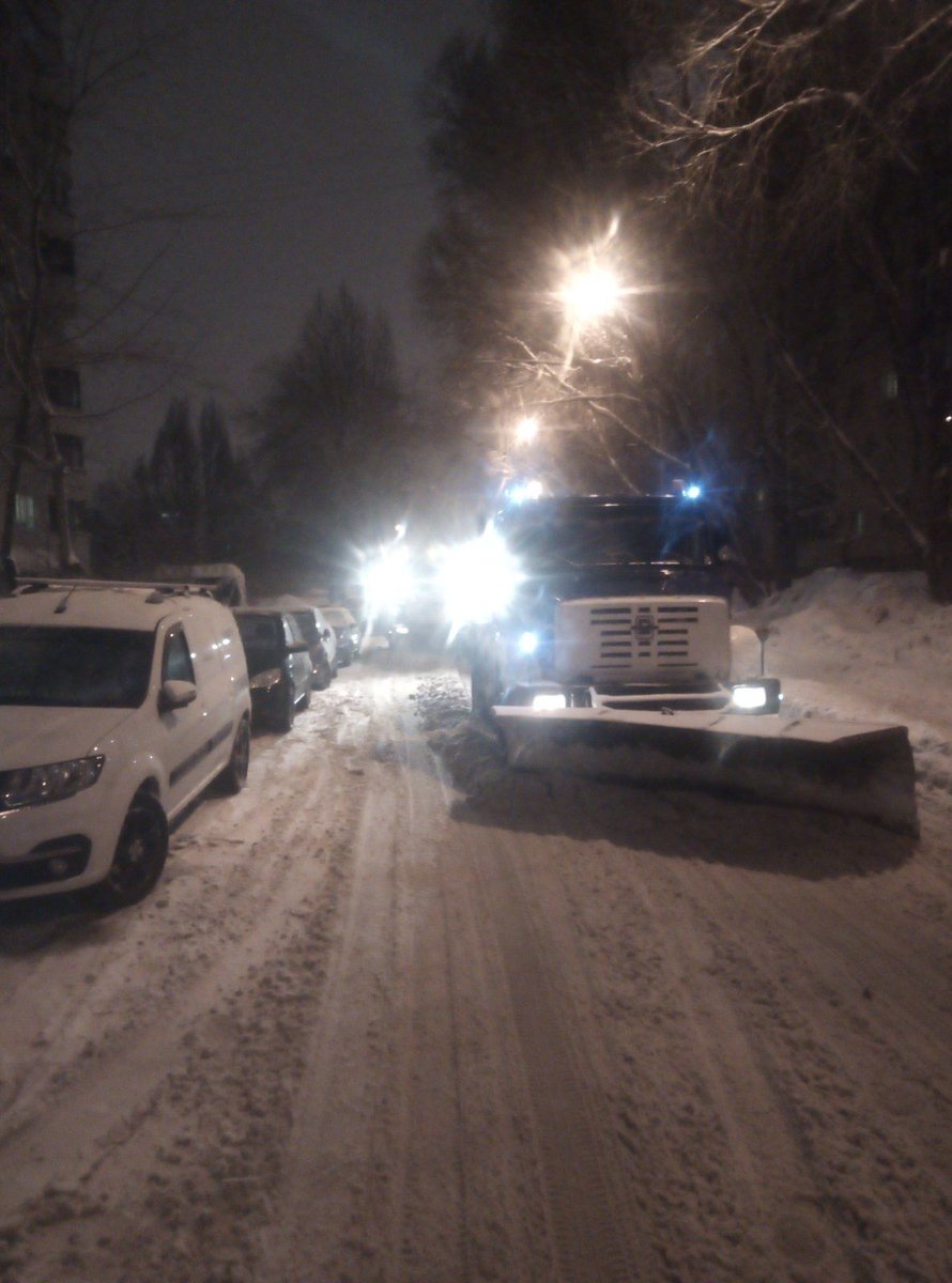#Кировский_район, доброе утро! Прошу с пониманием отнестись к неудобствам, возникшим в связи с сильным снегопадом. Дорожно-коммунальная отрасль работает в круглосуточном режиме. 
Идёт отработка основных дорог и посадочных площадок. Сотрудники УК работают в границах МКД.