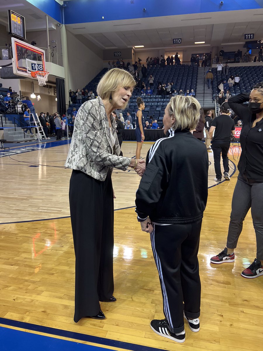 lautterback33's tweet photo. I had the opportunity to meet and personally thank Chris Daily for her dedication and commitment to women in sports! She is the Hall of Fame associate head coach who has been pivotal in building UConn into a national powerhouse with Auriemma. 
 #givepraise #bealifter #shinealight https://t.co/WrGWFWrDEr
