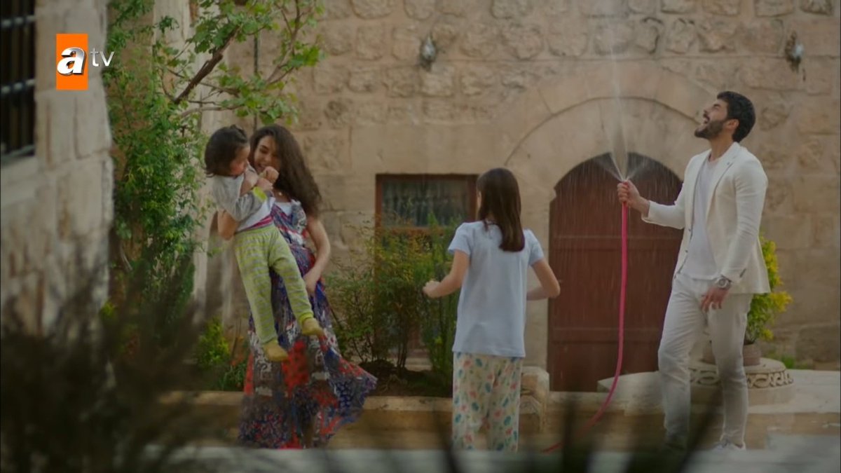 SGxMultifandom's tweet photo. Mis niños y su familia feliz❤
#HercaiGranFinal https://t.co/TJ45MGZRCs