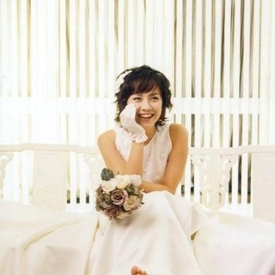kimshayne04's tweet photo. Let's back in the past when young  #SongJiHyo wear a wedding dress it look so fit to her https://t.co/vP0rii4wPy