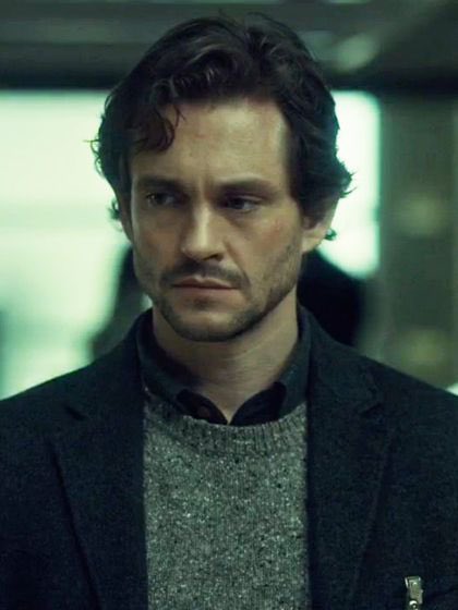 hannithecani3's tweet photo. I love the way that Wills hair slowly gets more pushed out of his face the more he becomes unhinged. It’s almost in similarity to his glasses. He’s not hiding when he has his glasses off, he’s being true to himself. This is just another part of the yassification of Will Graham https://t.co/b2xFGA15oe