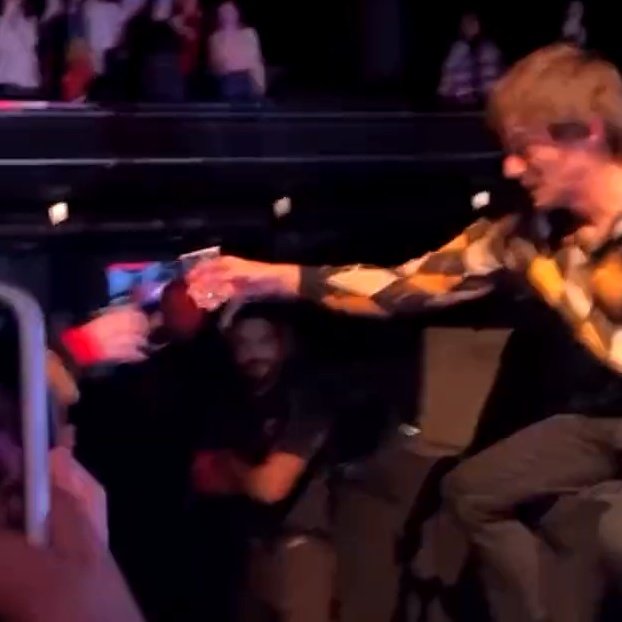 le dio agua a una fan y con la otra se tomó un shot ESTO ES UN CONCIERTO DE LOUIS TOMLINSON