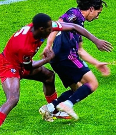 Dejemos la camiseta de lado. No, no era penal. Que vergüenza ganar así.
