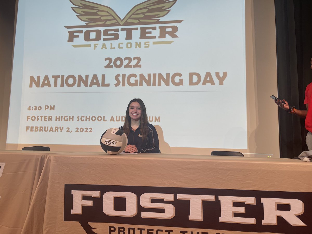 eliana_zepeda's tweet photo. It’s official!!!💛💙#nationalsigningday @ETBU_Volleyball https://t.co/a1vWlch6EH