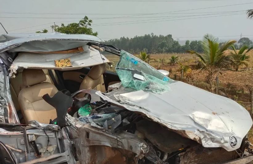 MysoreLocal's tweet photo. Two engineering students died in a road accident near Bilikere...: #mysuru #mysore #mysorelocal #mysuruvarthe #nammamysuru #mysuruaccident #hassan - Two engineering students died in a road accident after the car in which they were travelling in rammed… https://t.co/9vqJKfF9aT https://t.co/XAKGLS9qXf