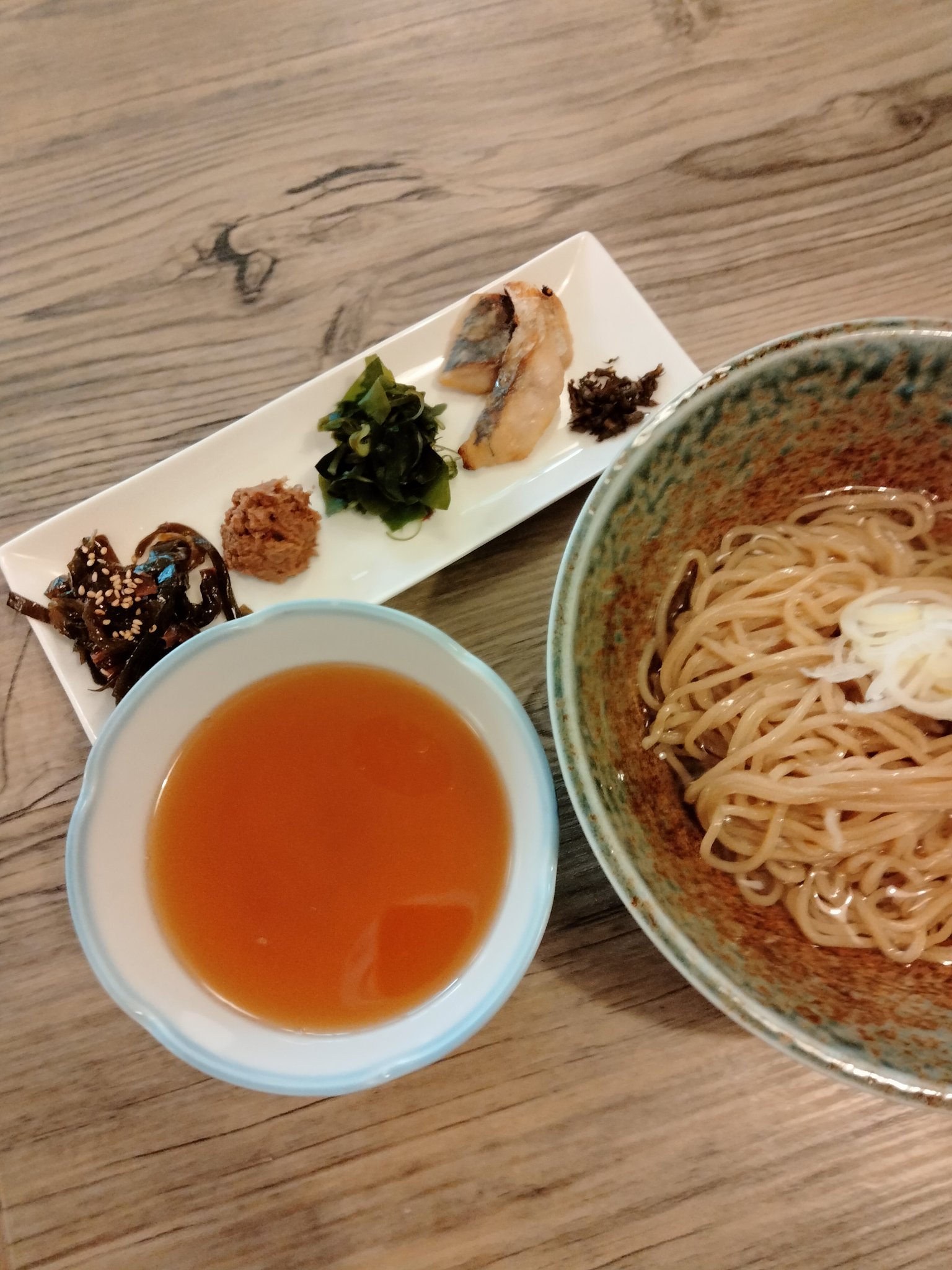 居酒屋ぼったくり 昆布水 煎り酒つけ麺 煎り酒美味い 何回試作を繰り返したか 頭の中で 具は 昆布と椎茸の佃煮 梅干し練ゴマたたき わかめ 塩麹焼魚 紫蘇の実塩漬け 葱 具は麺と一緒に食べるよりは 間に挟む感じで食べたほうが好み T Co