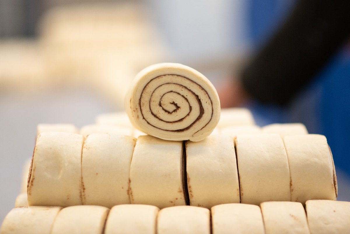 Morning, what's the right way to eat a cinnamon bun? Start from the outside and unfurl from the flakiest outer layer to the softer heart? Or take out the heart and work backwards?⁠