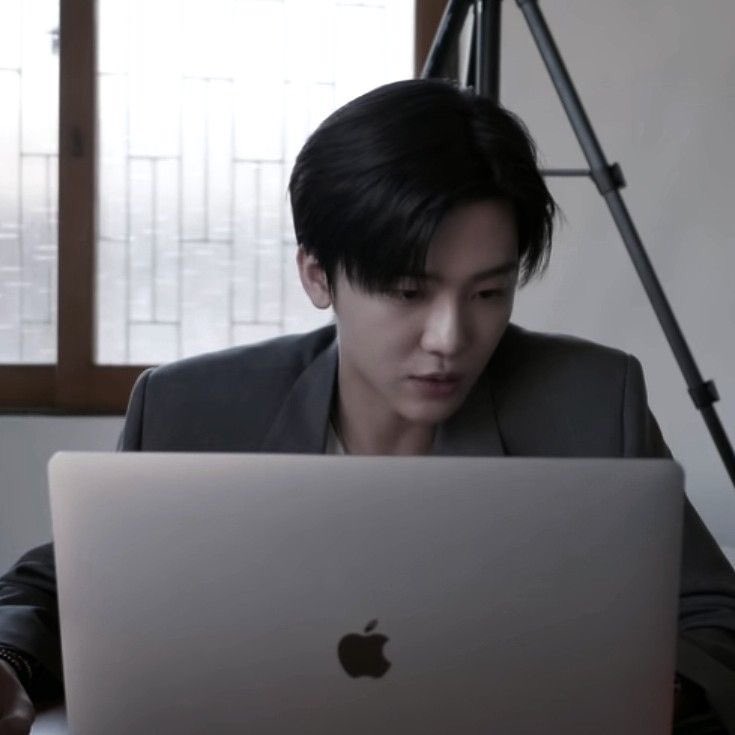 : เนี่ย พี่ทำเเต่งานพี่ไม่ฟังหนูเล—
: พี่ฟังอยู่ค่ะตัวเล็ก