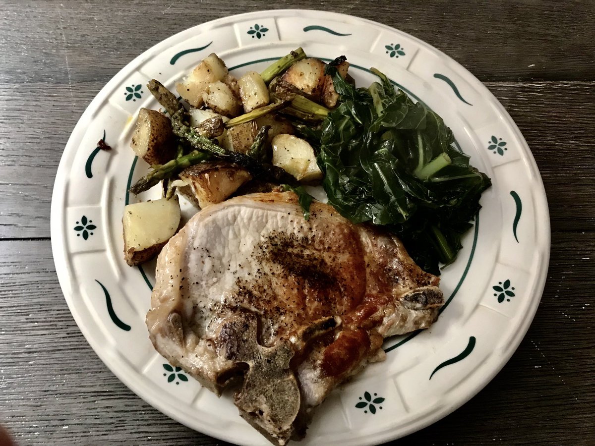 sceptreliquids's tweet photo. Beth made a favorite dinner of mine this evening, Pork Chops, Turnip Greens, Asparagus and roasted potatoes. Didn’t take me long to wolf this down. 🥘😃👍👍 #HomeCookedDinner https://t.co/0juRIWWzQq