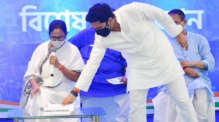 দিদি <a href="/MamataOfficial/">Mamata Banerjee</a> আমাদের আবেগ ..
<a href="/abhishekaitc/">Abhishek Banerjee</a> দা আমাদের স্পৃহা!
দিদি-অভিষেক দার নাম অপব্যবহার করে কেউ বা কারা কোন সহকর্মীকে চমকালে-ধমকালে #বাড়ির_সামনে_খেলা_হবে !!
যতদিন থাকবে দেহে প্রাণ,
গাইবো জোড়াফুলের জয়গান !!
#জয়_জোড়াফুল ✌ #জয়_তৃণমূল