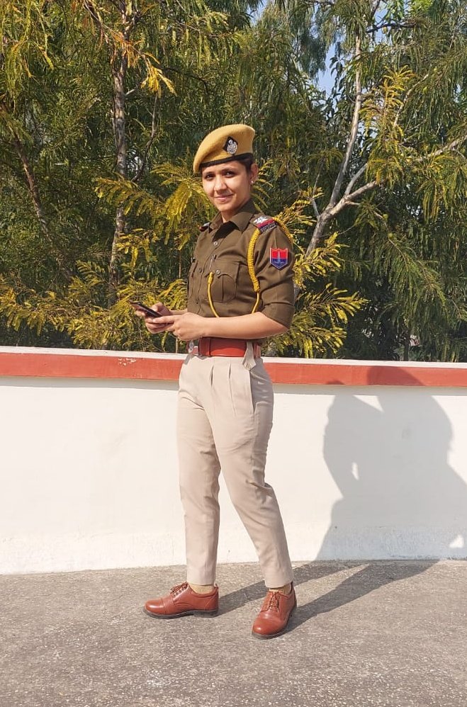 si_rekha's tweet photo. "कांटो पर चलने वाले अपनी मंजिल पर जल्दी पहुंचते हैं क्योंकि कांटे कदमों की रफ्तार बढ़ा देते हैं..!!"

#goodmorning 
#motivation https://t.co/dhOe1MvSPl