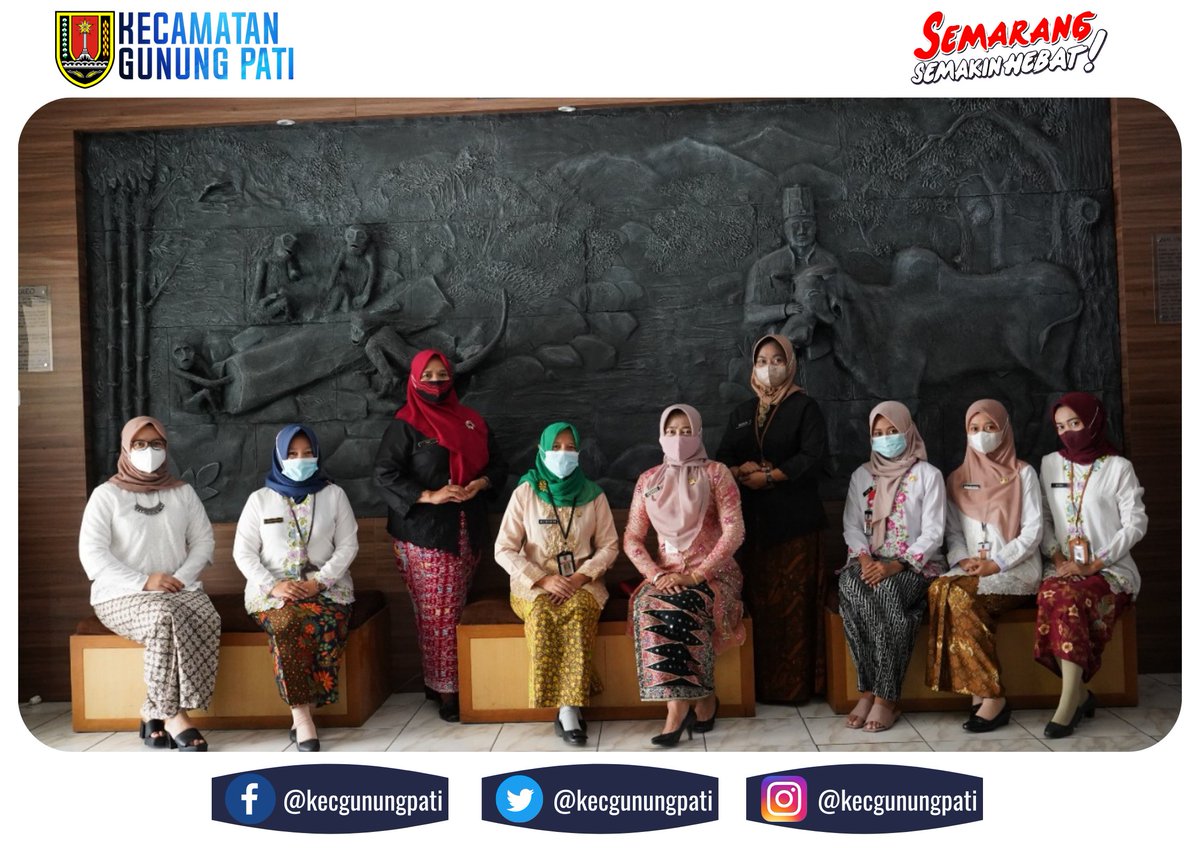 Dalam rangka cinta dan memajukan kebudayaan " Semarang Semakin Hebat", seluruh pegawai Kecamatan Gunungpati Kota Semarang berpartisipasi menggunakan pakaian adat Semarangan setiap hari Kamis minggu pertama awal bulan.
#AdatSemarangan
#PemerintahKotaSemarang
#KecamatanGunungpati