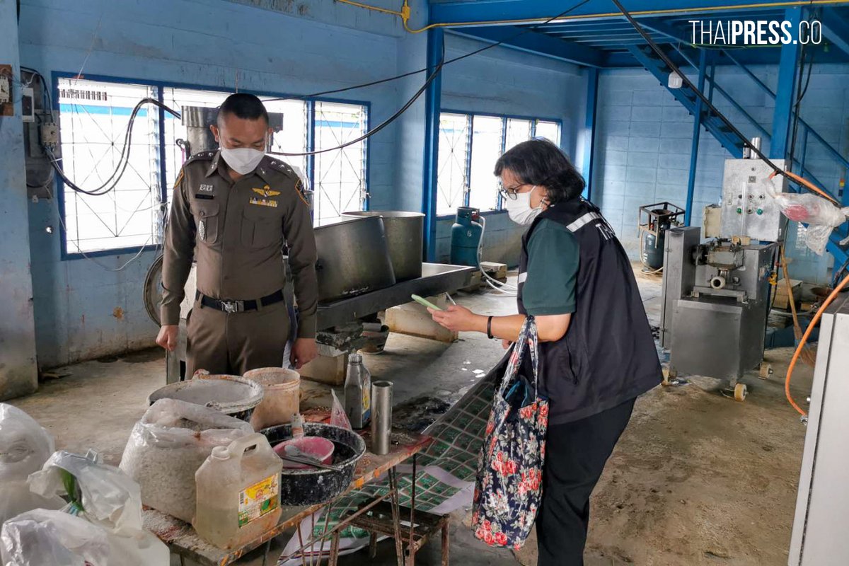 ThaiPressCO's tweet photo. อห. ดูสภาพโรงงาน !!

เจ้าหน้าที่บุกเข้าจับกุมแหล่งผลิตไส้กรอกปนเปื้อนพื้นที่  จ.ชลบุรี ตรวจยึดของกลาง 32 รายการ มูลค่ากว่า 700,000 บาท

จากการตรวจสอบสถานที่ผลิตแห่งนี้ตามหลักเกณฑ์ GMP   ที่กฎหมายกำหนด พบว่าไม่ผ่านเกณฑ์ (ได้คะแนนรวม 19 คะแนน คิดเป็นร้อยละ 16.67)  #ไส้กรอกมรณะ https://t.co/Q0fFjoaviw
