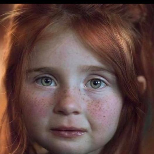 веснушки на лице у детей. маленькая девочка с веснушками. маленькая девочка с веснушками. рыжие дети с веснушками. видео детских веснушек.
