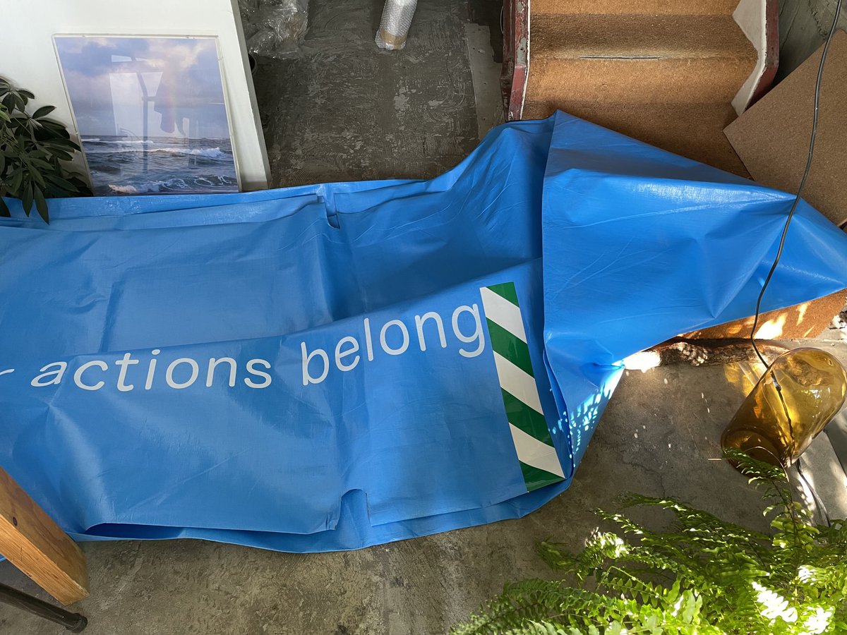 kadowaki_kozo's tweet image. ヴィレッジさんに届いたブルーシート。日本館のファサードを飾っていたもの。  #vba2021jp