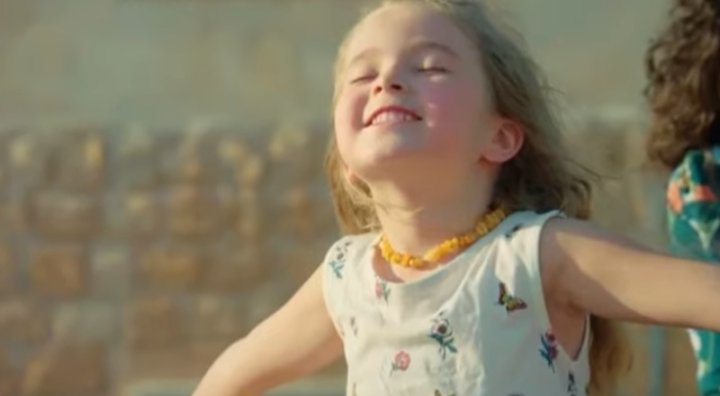 leticiacampos25's tweet photo. Yo sé que hay muy lindas escenas en #Hercai, pero para mí, una que me saco muchas lágrimas, fue cuando Reyyan se iba a casar por segunda vez con Miran, y se despidió de la Sra Gül, andando en una bicicleta invisible  #HercaiGranFinal https://t.co/A3NlfUo8Sf