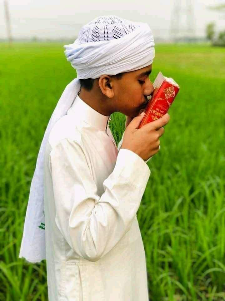 AsslamuAlaikum... 🌹🥀🌹

Quraan  Majeed ko Choomne ka Apna Hee Maza Hai.. ❤️🌹
Ek Sukoon, Sa Utar jaata Hai Saanson Me❤️🌹💯