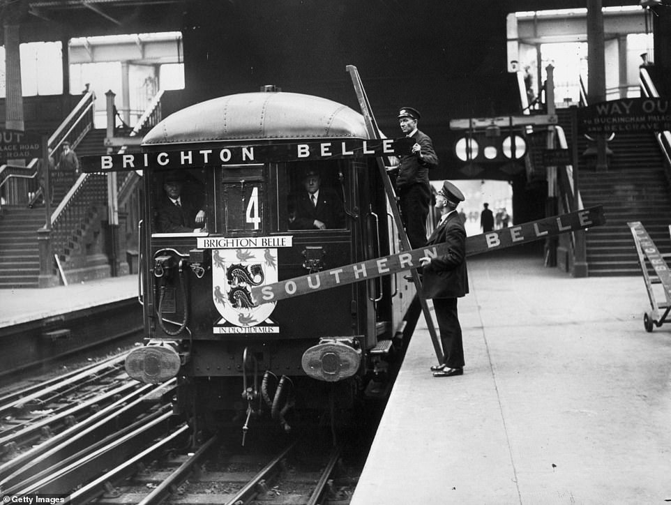 Staff of the Southern Railway at Victoria station, London changing the name board on the front of a train, the ‘Southern Belle’ is now called the ‘Brighton Belle’
29th June 1934 
E. Dean https://t.co/tx92Xswubg