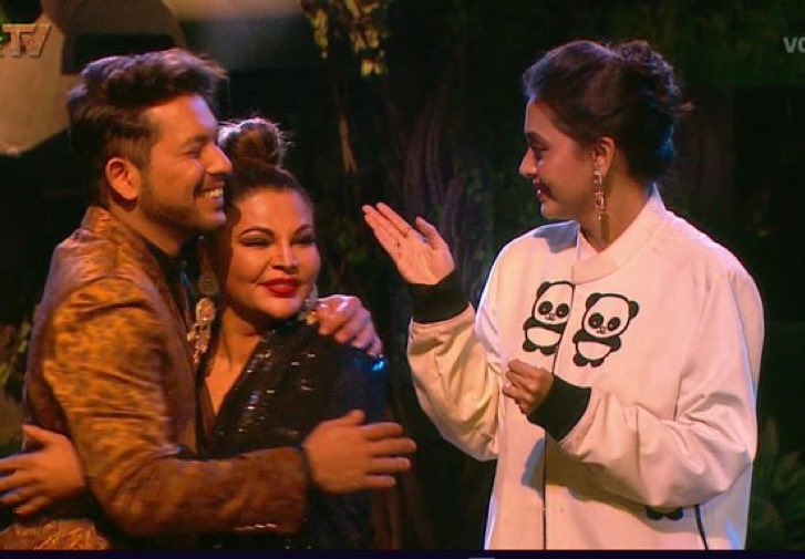 IamTayyab786's tweet photo. When #UmarRiaz EVICTED From BB 
Did you Still Remember Rakhi, Teja &amp; Nishant Were Happy coz Umar Evicted 💔
And Only #KaranKundrra &amp; #RashamiDasai Cry From Heart Not Mind ♡

" ASLI WINNER UMAR RIAZ  "

       https://t.co/rMvlQibC4W https://t.co/bHtBb61rFQ