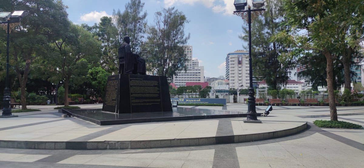 benthammasat's tweet photo. It's nice to be back in the classroom again after a real long absence.
Psycholing by the sea (river). I love this classroom! #hybridclass #psycholinguistics #brain #language #thammasat #thaprachan https://t.co/wRtcCo82sB