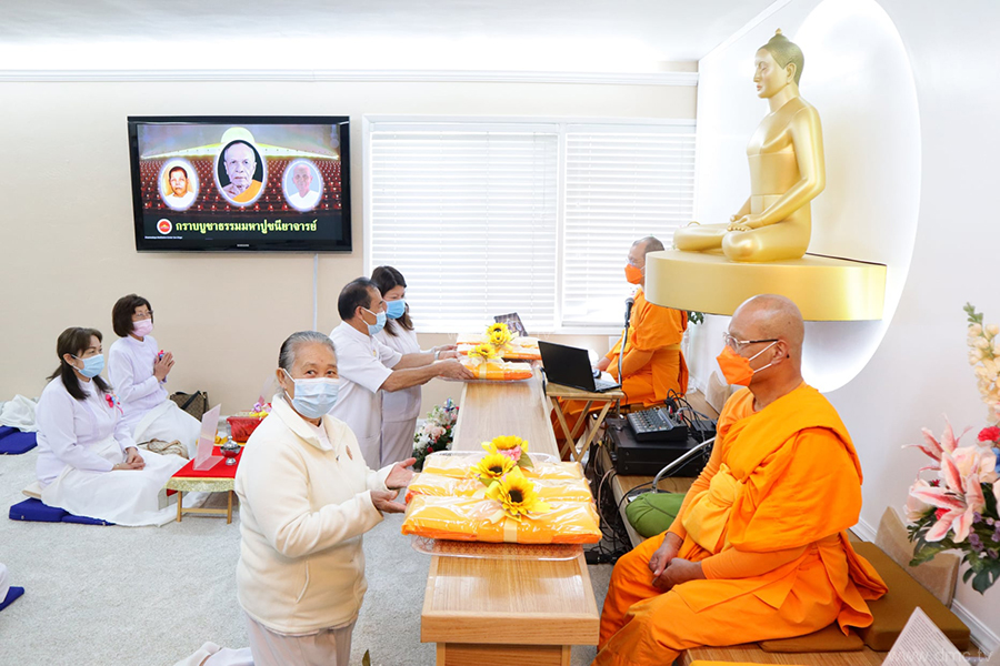 DMCupdates's tweet photo. #วัดภาวนาซานดิเอโก ประเทศสหรัฐอเมริกา ได้จัดงานบุญพิธีสักการะมหาปูชนียาจารย์ และพิธีถวายภัตตาหารเป็นสังฆทาน เนื่องในวันมหาปูชนียาจารย์ https://t.co/LtMYJDKT94 https://t.co/Ol109Jlccy