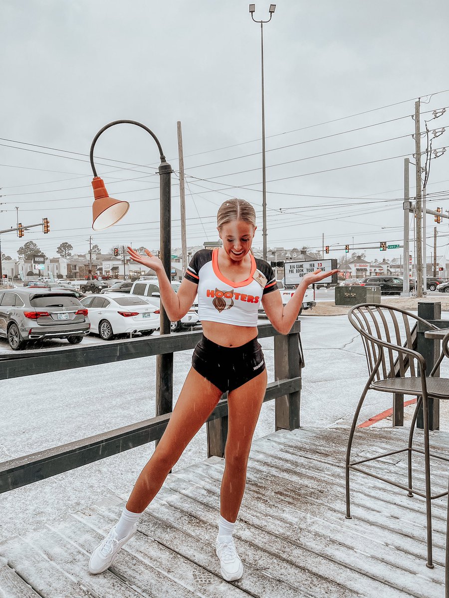 she’s a real snowy owl @Hooters #hootersgirl