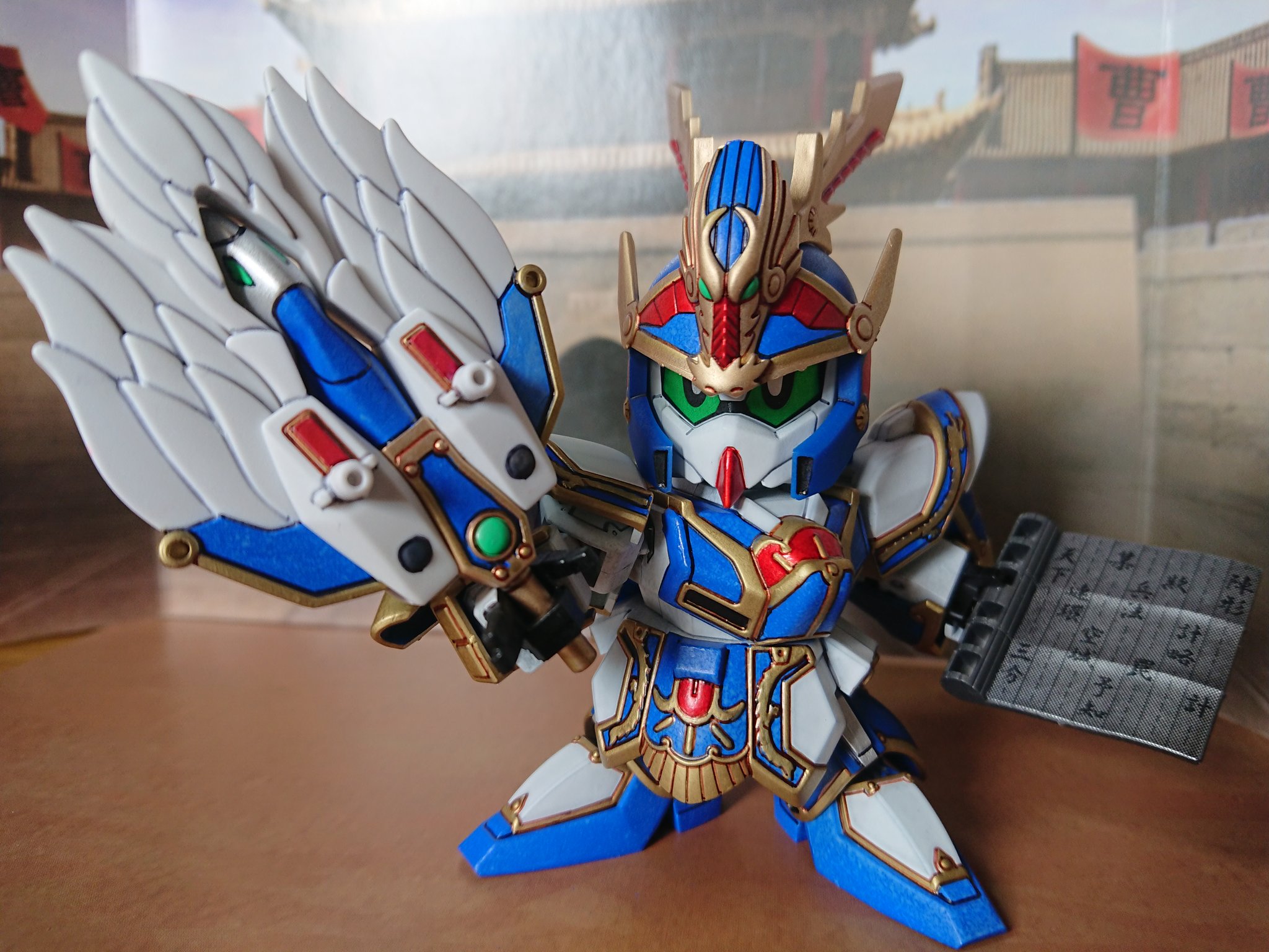むむむ 孔明リ ガズィ完成 巣組だと鎧体が一体型で胴体と腰が真っ青 腕も設定では白だがここも真っ青で初 600なのに塗り分けが厳しいキット 箱見本写真を見て買うとイメージと異なり孔明の罠に嵌まります 一応はシールで補えるけど 後 真の姿で
