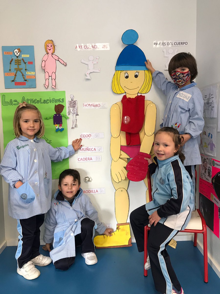 scarned0's tweet photo. Los niños de 4 años realizan decoraciones invernales y conocen a ¡Nieves!, una muñeca muy especial con la que están aprendiendo las partes del cuerpo, las articulaciones y la ropa necesaria para el invierno. #colegiosHHCC #EducacionEnValores #Initio https://t.co/4lCHIGwjp1