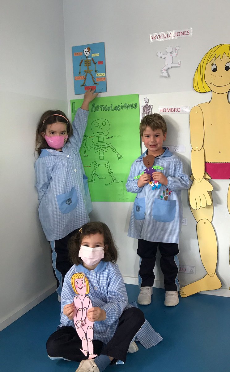scarned0's tweet photo. Los niños de 4 años realizan decoraciones invernales y conocen a ¡Nieves!, una muñeca muy especial con la que están aprendiendo las partes del cuerpo, las articulaciones y la ropa necesaria para el invierno. #colegiosHHCC #EducacionEnValores #Initio https://t.co/4lCHIGwjp1