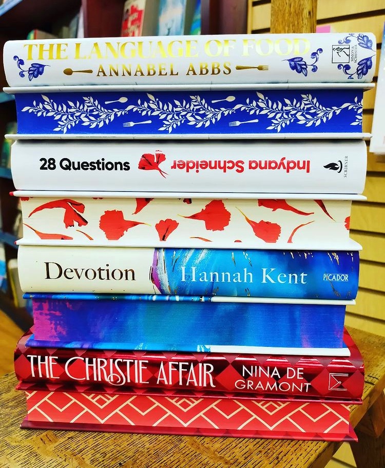 New month, new books. Check out these GORGEOUS #sprayededges! 💜 

Pop in and enjoy browsing such beauties.

#beautifulbooks #realbookshops #shoplocal