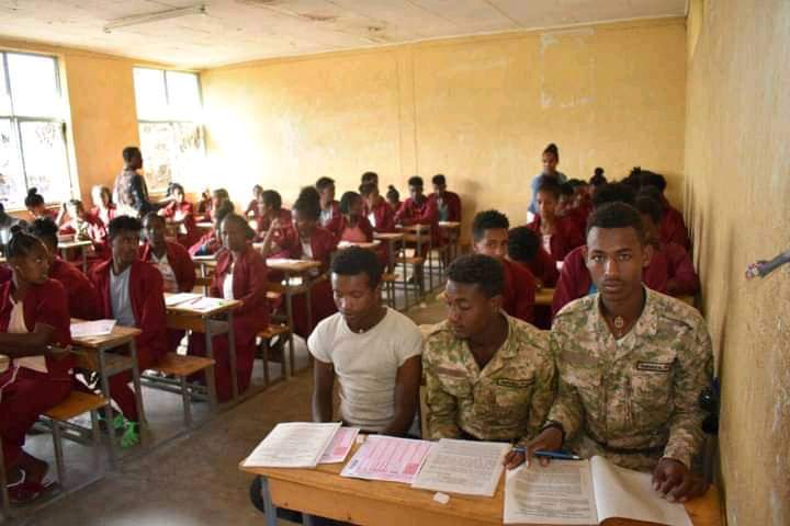 ይሄ የዋግ ወጣት ነው። 12ኛ ክፍል እያሉ ጠላት መጣ ሲባሉ ደብተራቸውን ሰቅለው ጥይት ያወረዱ፤ አሁን 12ኛ ክፍል መልቀቂያ ፈተና ላይ ናቸው🙏