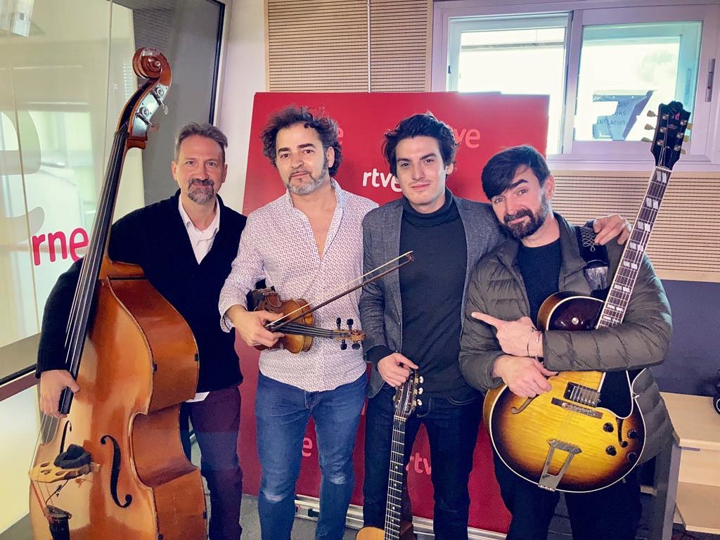 Hoy hemos ido a <a href="/rne/">Radio Nacional</a> para presentar en directo dos temas originales en el programa de Pepa Fernandez @DePeaPaRNE 
…
Y para invitar a todo el mundo a nuestro concierto de esta noche en Pata Negra Club. C/ Aniceto Marinas 98 a las 21h Madrid
.
.
.
.
.
<a href="/MenilSwing/">MENIL</a>